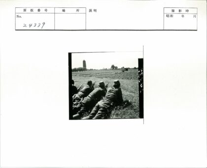 士兵草地瞄准步枪宝塔背景.jpg