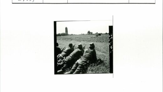 士兵草地瞄准步枪宝塔背景.jpg
