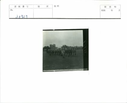 士兵草地行军建筑背景.jpg