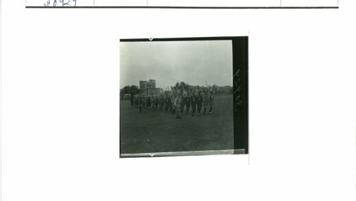 士兵草地行军建筑背景.jpg