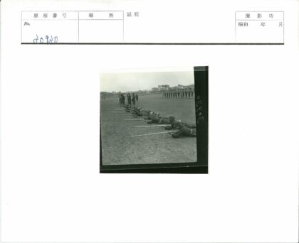 士兵草地训练与城市背景.jpg