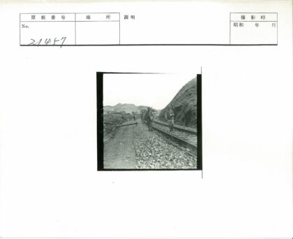 士兵行军丘陵铁路废墟.jpg