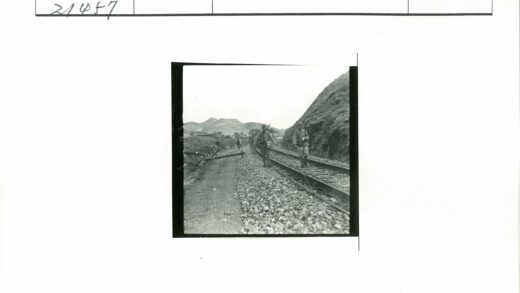 士兵行军丘陵铁路废墟.jpg