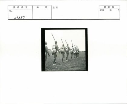 士兵行军穿越草地.jpg