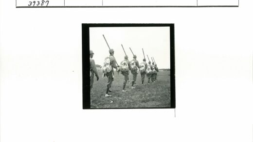 士兵行军穿越草地.jpg