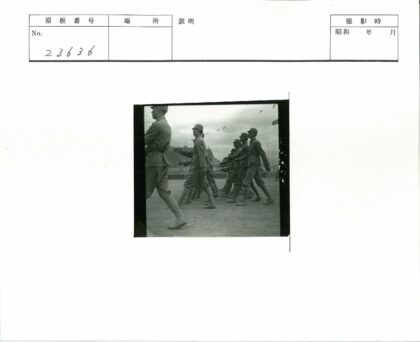 士兵行军群山飞鸟.jpg
