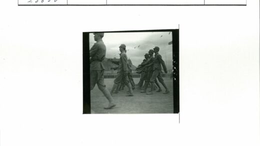 士兵行军群山飞鸟.jpg