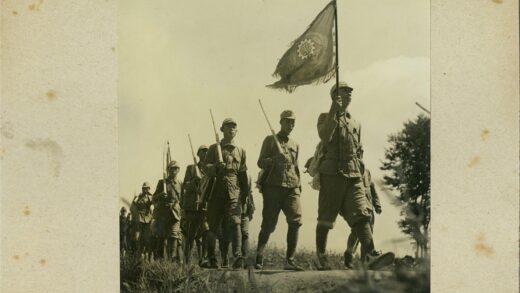 士兵行军草地举旗远树.jpg