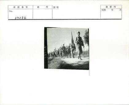 士兵行军草地土路晴天.jpg