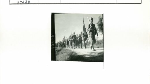 士兵行军草地土路晴天.jpg