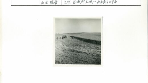 士兵行军过耕地远山.jpg