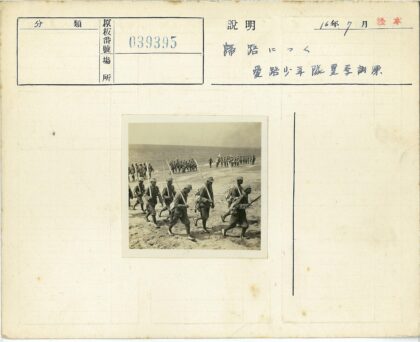士兵行进沙滩大海背景.jpg