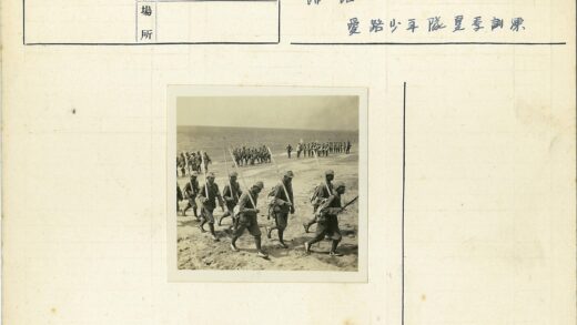 士兵行进沙滩大海背景.jpg