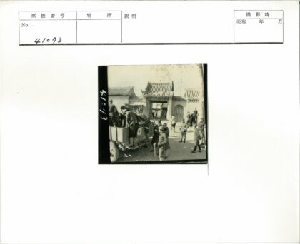 士兵装卸卡车传统建筑前.jpg