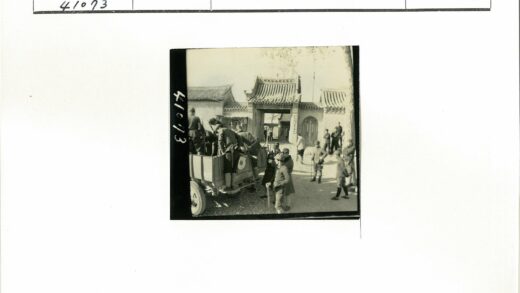 士兵装卸卡车传统建筑前.jpg