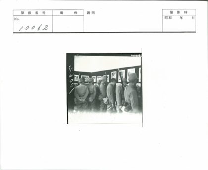 士兵观看历史照片展览.jpg