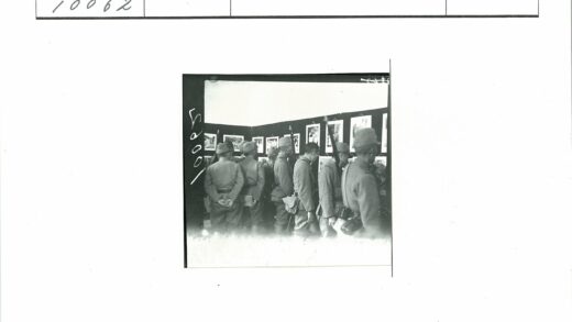 士兵观看历史照片展览.jpg