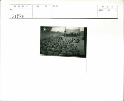 士兵观看户外乐队表演.jpg
