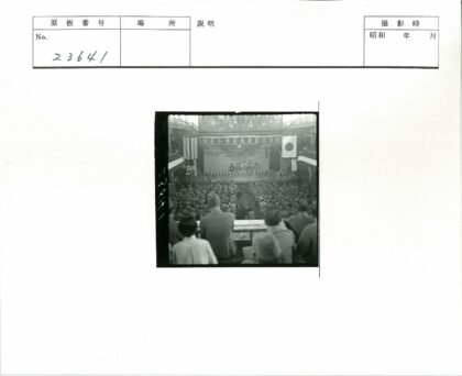 士兵观看舞台表演历史场景.jpg