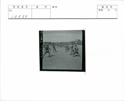 士兵训练刺刀操练晴空背景.jpg