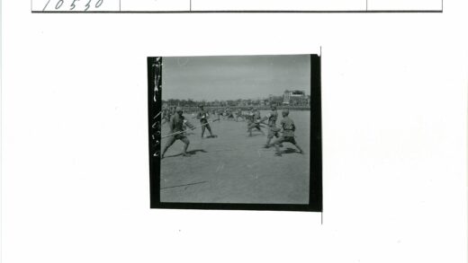 士兵训练刺刀操练晴空背景.jpg