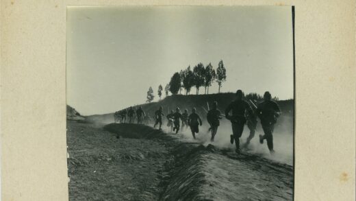 士兵训练山地跑步纪实.jpg