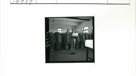 士兵读报纸的室内队列.jpg