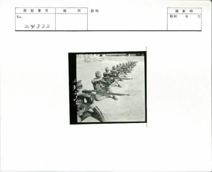 士兵跪地持枪训练场景.jpg