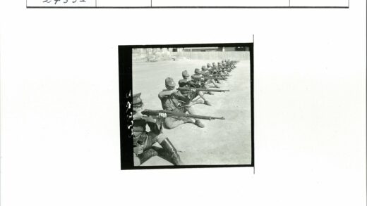 士兵跪地持枪训练场景.jpg