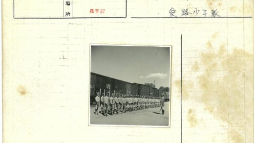 士兵车站列队检阅.jpg