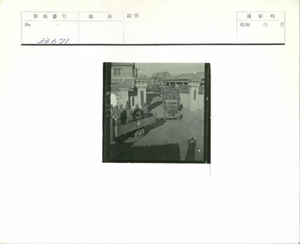 士兵车队穿过柱门历史影像.jpg