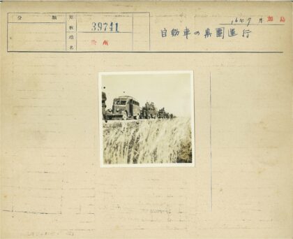 士兵车队行驶土路.jpg