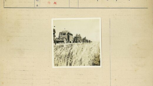 士兵车队行驶土路.jpg