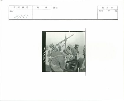 士兵野外用餐装备展示.jpg