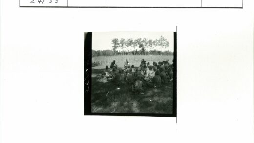 士兵野外训练草地休憩.jpg