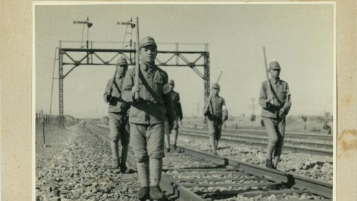 士兵铁路巡逻历史瞬间.jpg