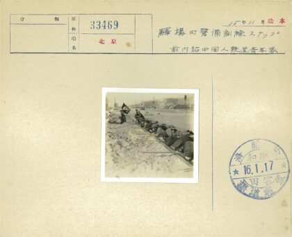士兵铁路旁持枪训练.jpg