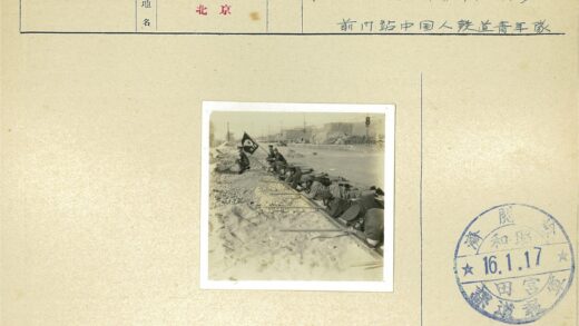 士兵铁路旁持枪训练.jpg