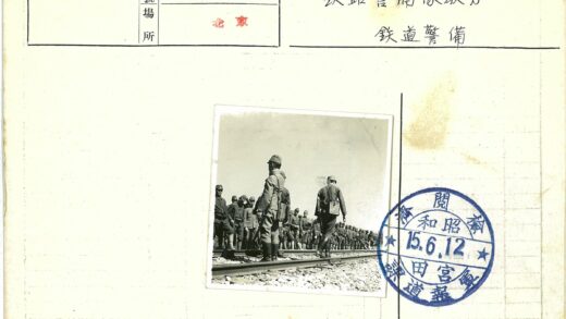 士兵铁路站岗历史影像.jpg