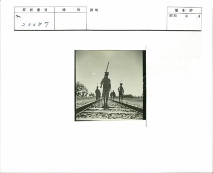 士兵铁路行军背景树木小山.jpg