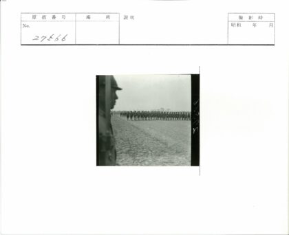 士兵队列荒芜土地.jpg