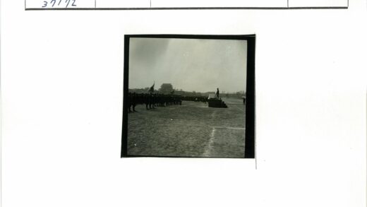 士兵集会听取讲话传统建筑背景.jpg