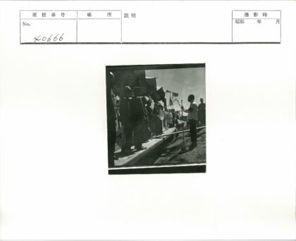 士兵集会听白衬衫男子演讲.jpg