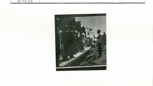 士兵集会听白衬衫男子演讲.jpg