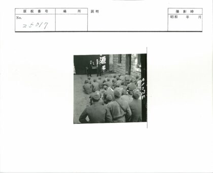 士兵集会聆听横幅前演讲.jpg