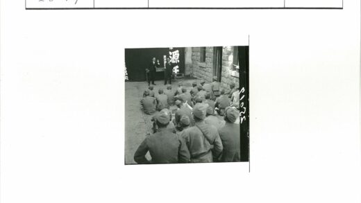 士兵集会聆听横幅前演讲.jpg