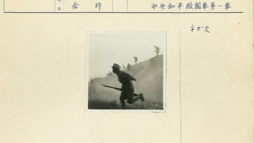 士兵雾中冲锋登山训练.jpg