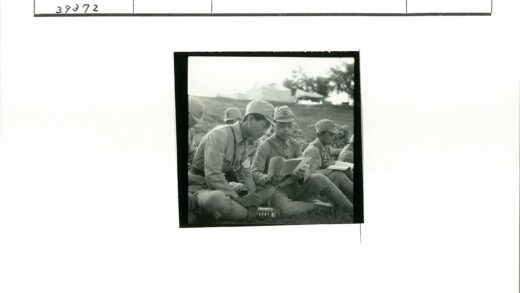 士兵露营学习阅读实景.jpg