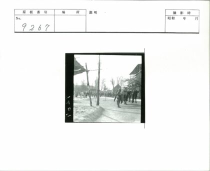 士兵马队行军绿树建筑背景.jpg