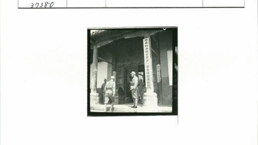 士兵驻守传统建筑入口.jpg